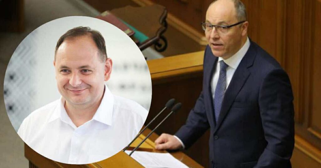 Двоє чоловіків за трибуною у парламенті