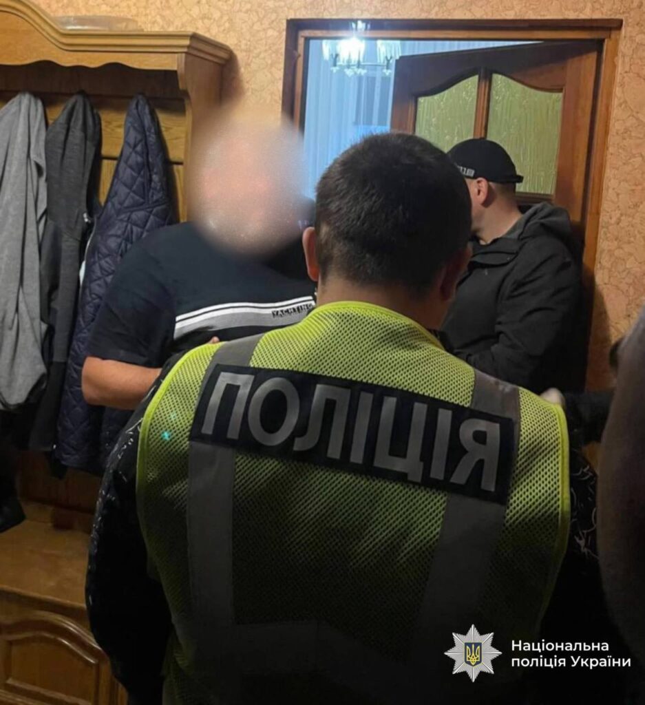 Поліцейські проводять обшук у приміщенні.