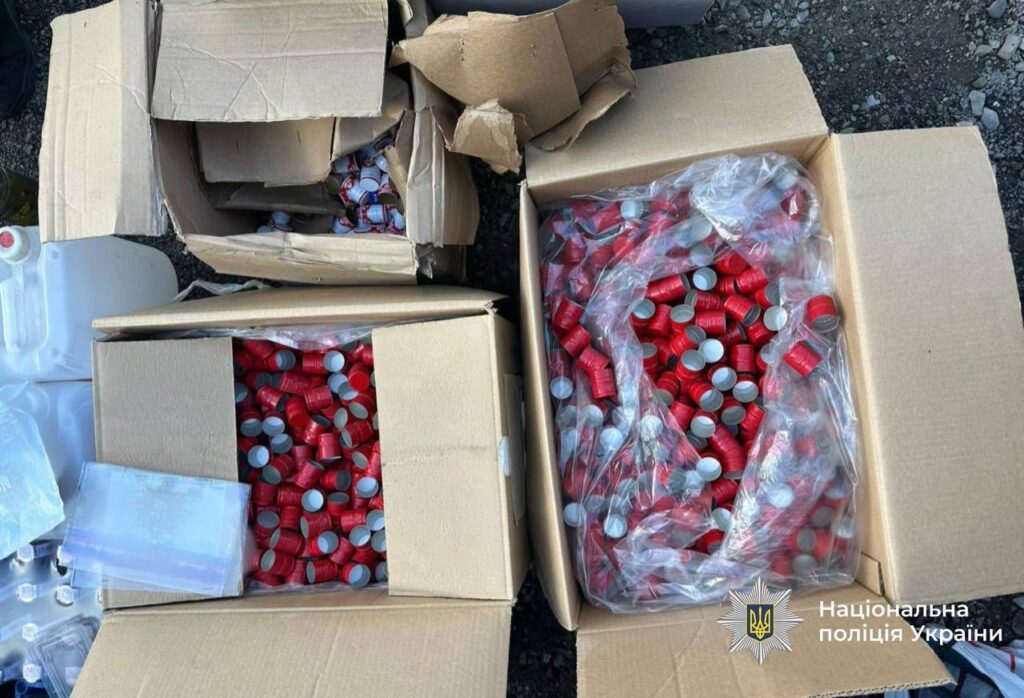 Коробки з червоними ковпачками на землі.