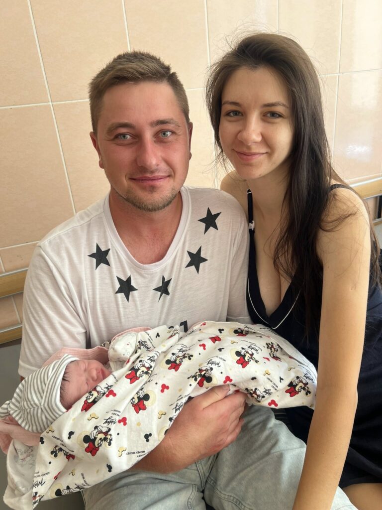 Сім'я з новонародженою дитиною в лікарні.