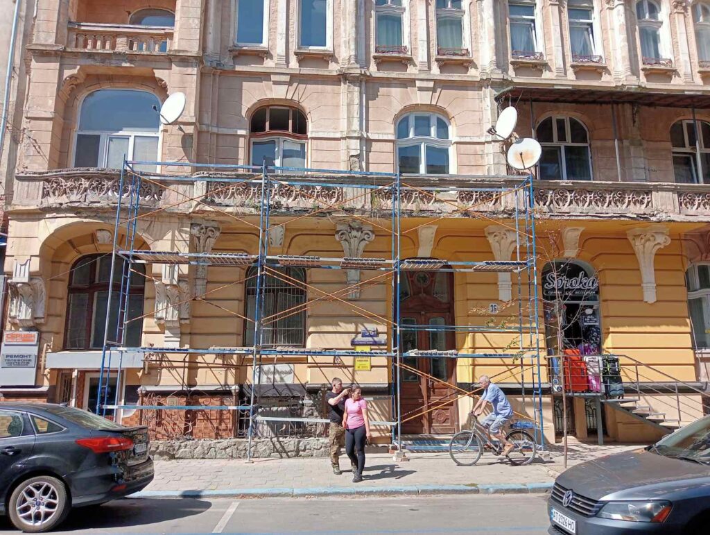 Будівля в процесі ремонту на жвавій вулиці.