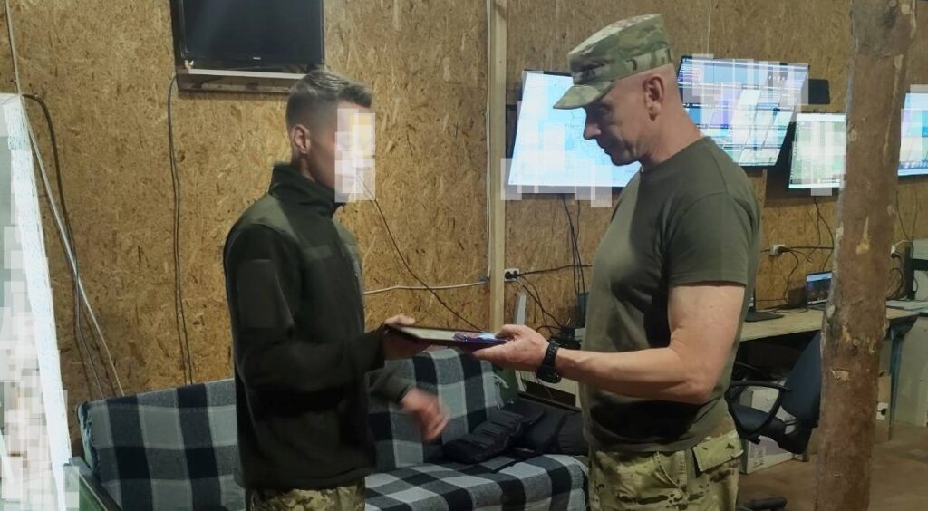 Військовий формує план на планшеті в офісі.