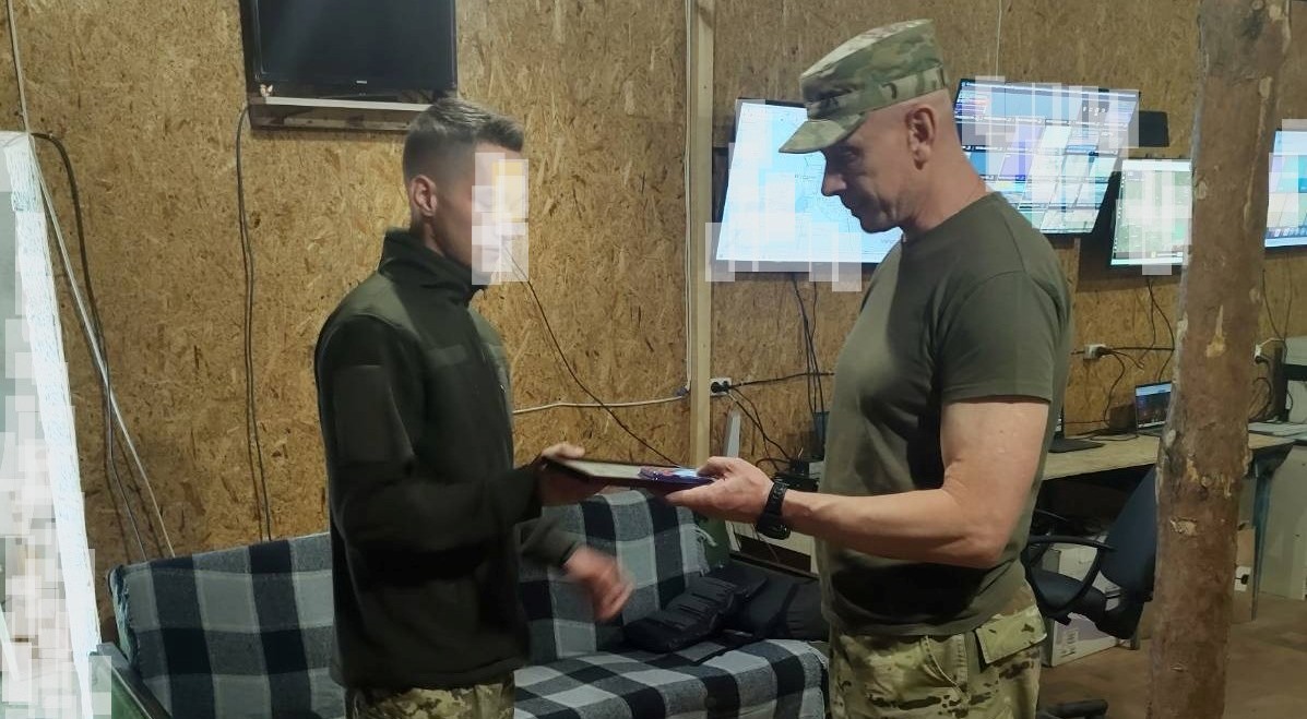 Військовий формує план на планшеті в офісі.