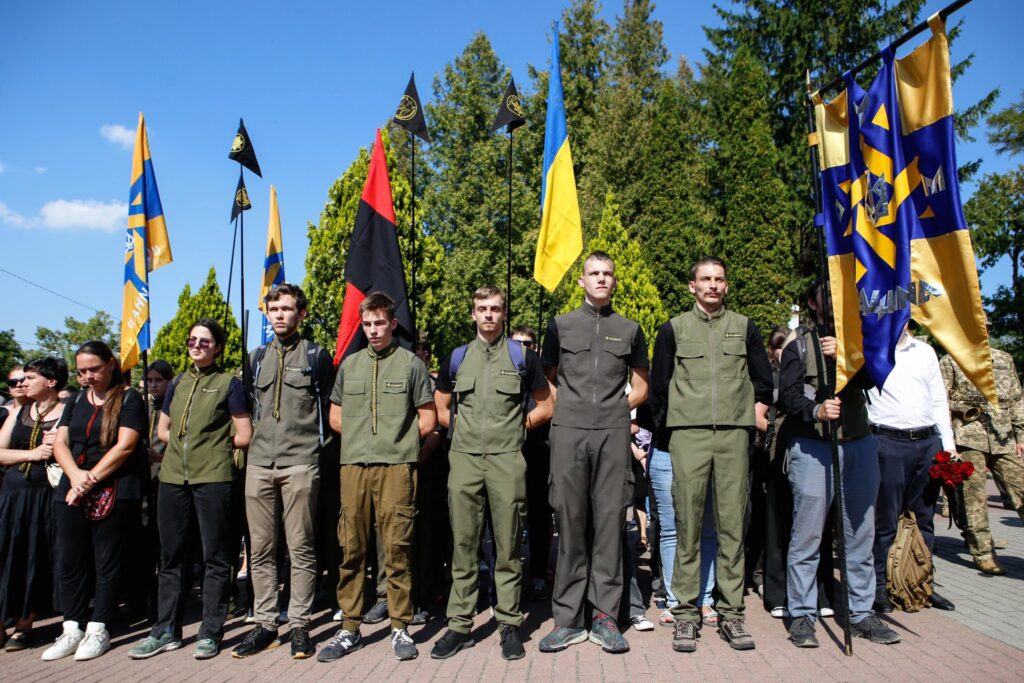 Люди на вулиці з українськими прапорами, літо.
