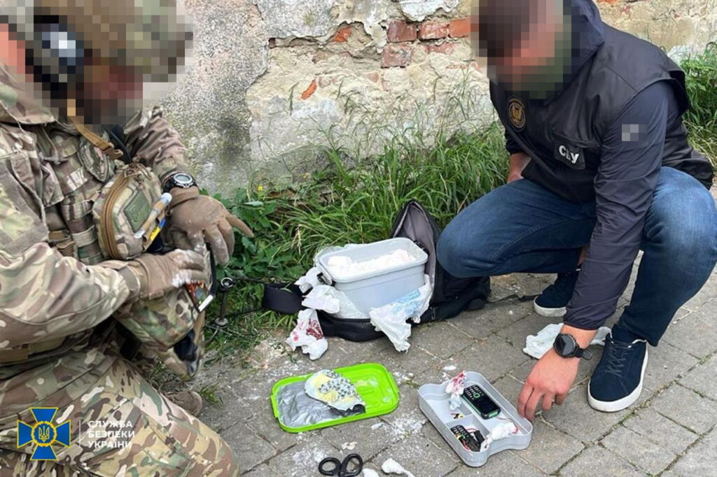 Обшук: знайдені речі й пакети на тротуарі