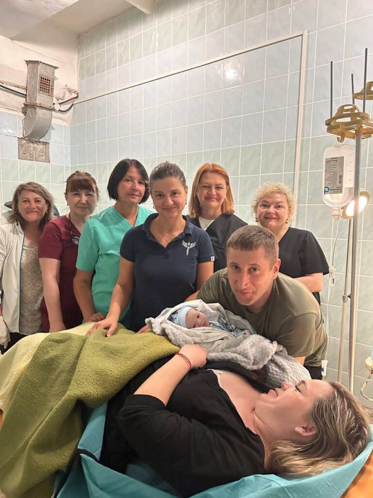 Медперсонал з новонародженою дитиною в лікарні