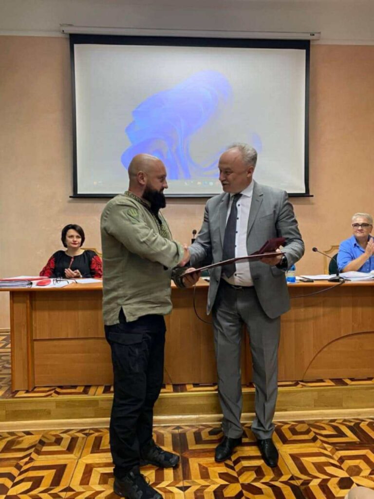 Вручення нагороди на офіційній церемонії.