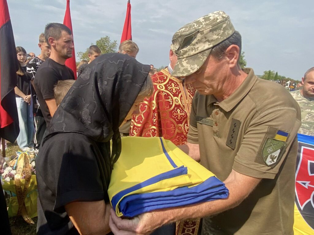 Церемонія вручення прапора України військовому