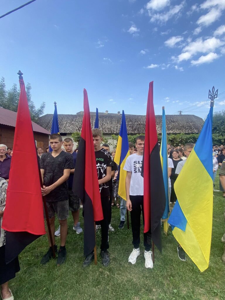 Люди тримають прапори на вулиці