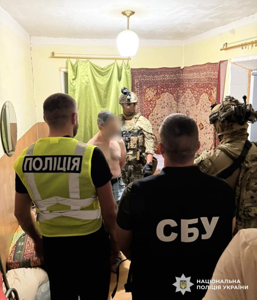 Поліція і СБУ здійснюють арешт у приміщенні.