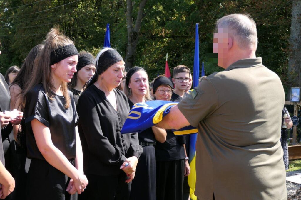 Церемонія вручення прапора на похороні в Україні.