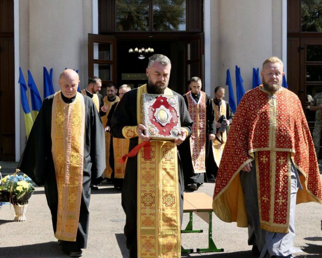 Священики з іконою на церковній процесії України