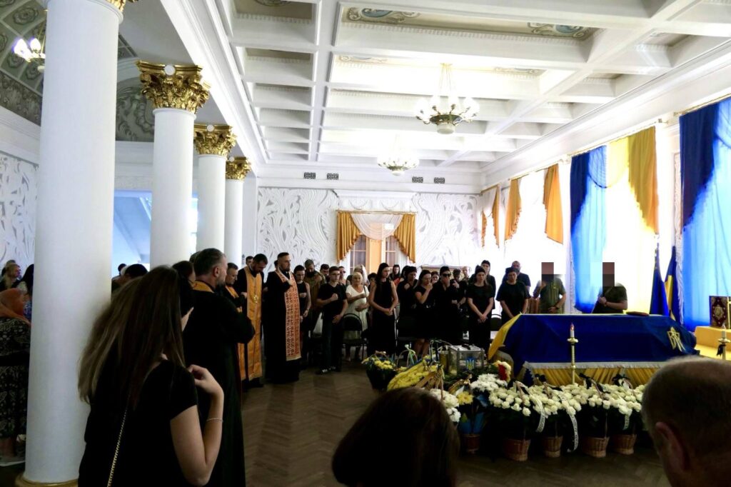 Люди на похоронній церемонії в Україні