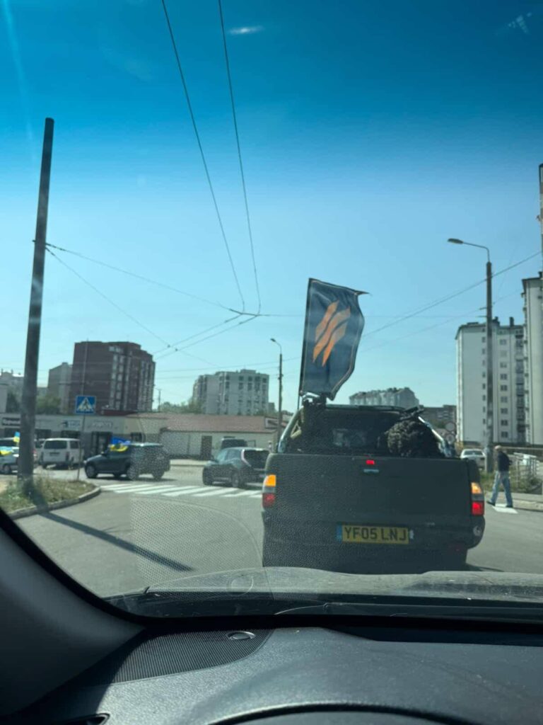 Фургон з прапором на міській дорозі