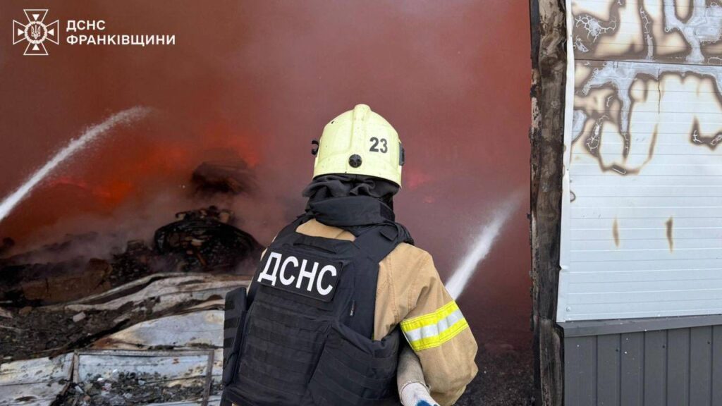 Пожежник гасить пожежу в будівлі