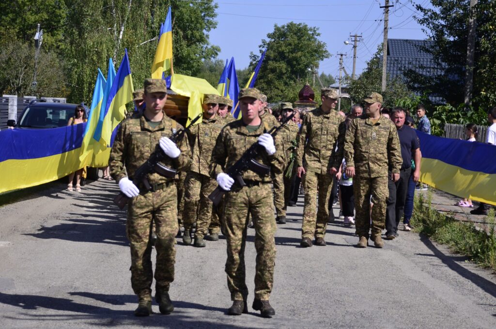 Українські солдати на параді із прапорами
