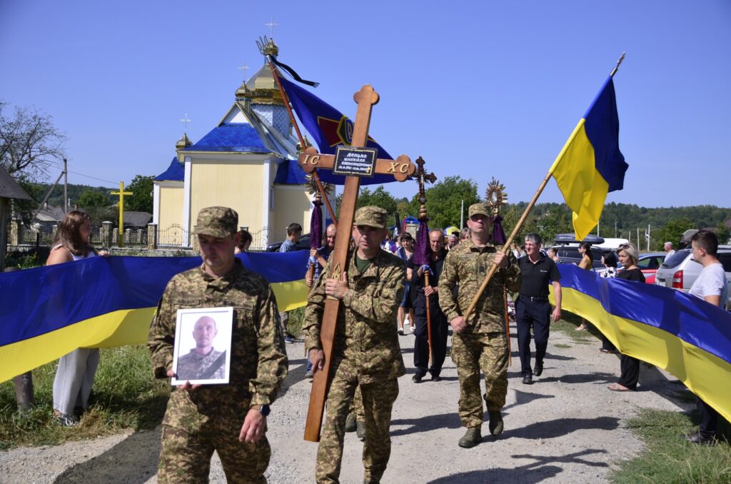Українські військові несли прапор в процесії