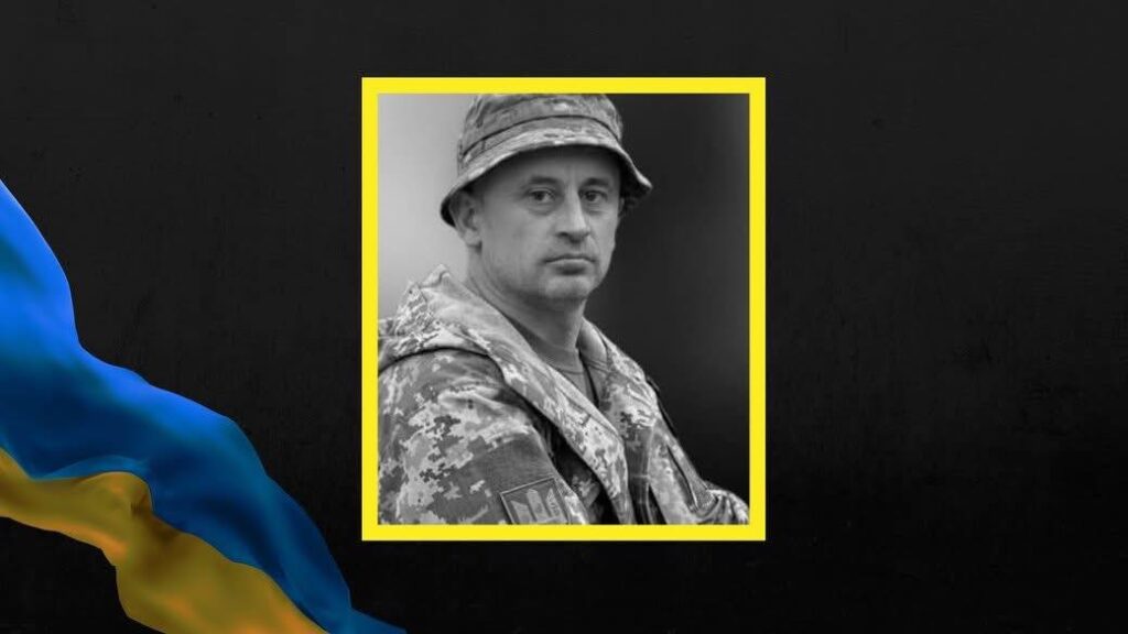 Чоловік у військовій формі, чорне і жовте.