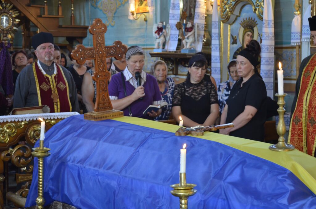 Похорон, церква, прапор, свічки, молебень, траурна церемонія.