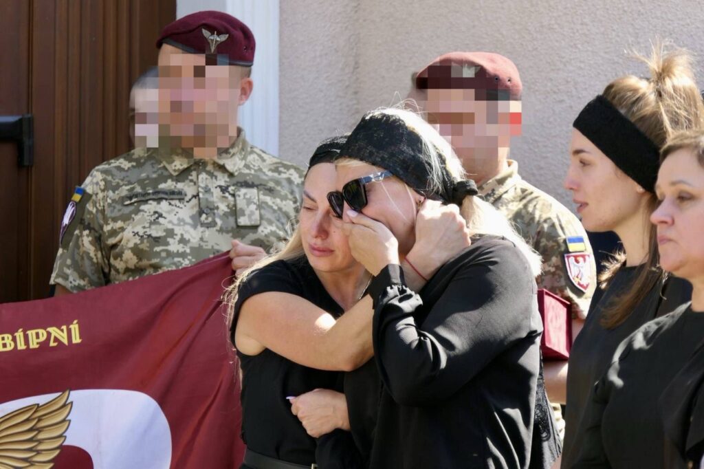 Смуток на прощанні з військовим в Україні.