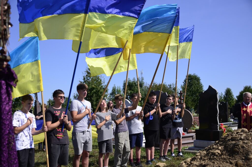 Люди з прапорами України на заході