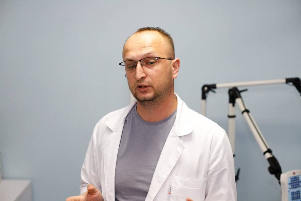 Лікар у білому халаті з обладнанням