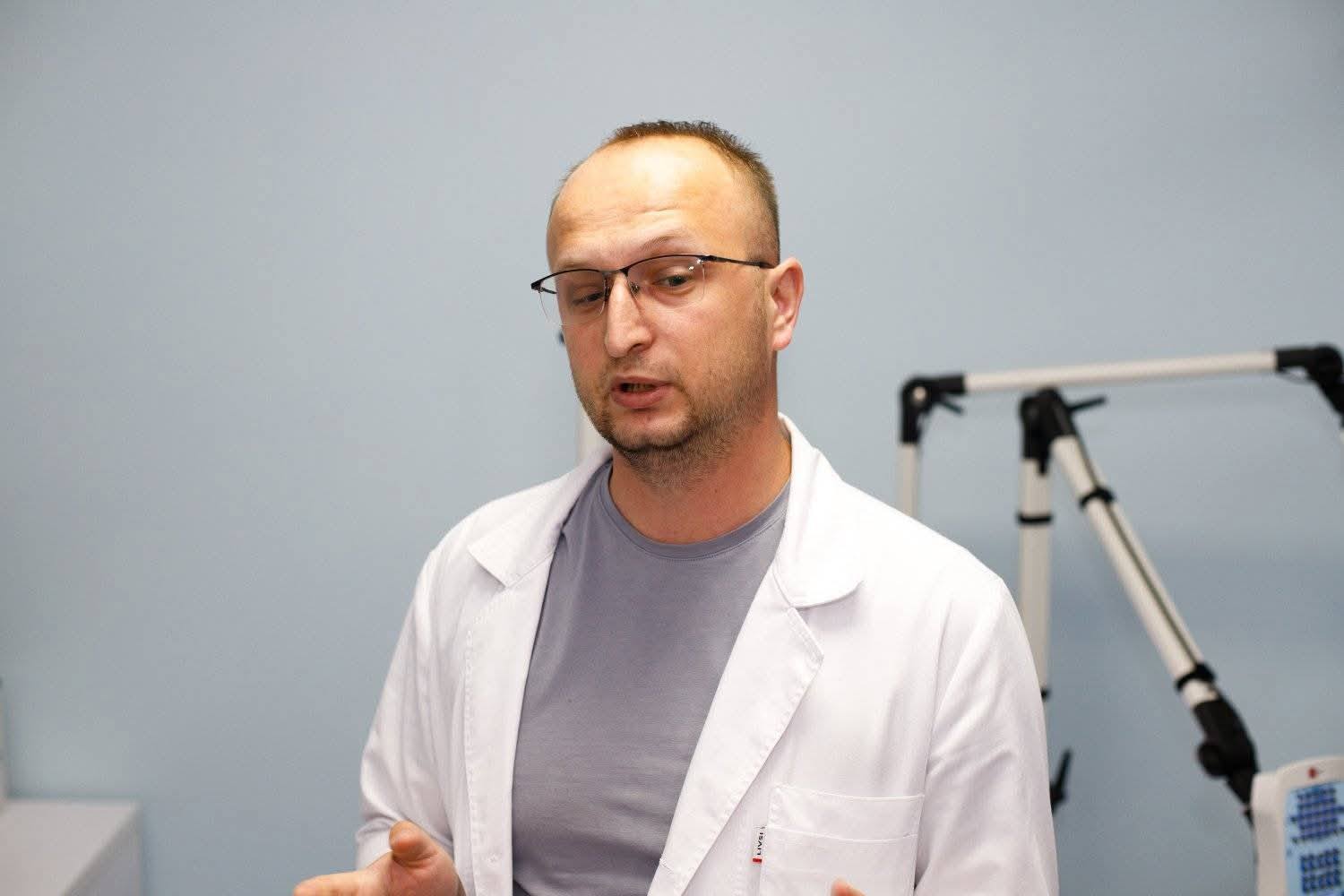 Лікар у білому халаті з обладнанням