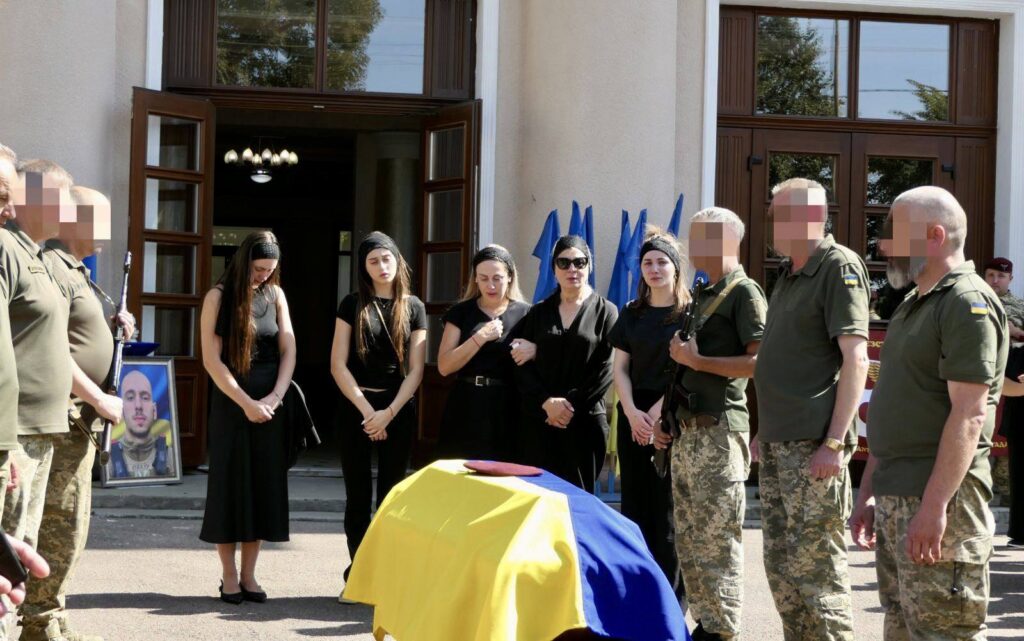 Церемонія прощання з військовим у жалобі.