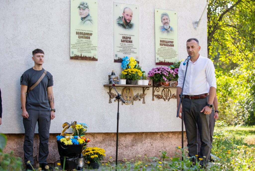 Вшанування пам'яті перед портретами загиблих героїв.
