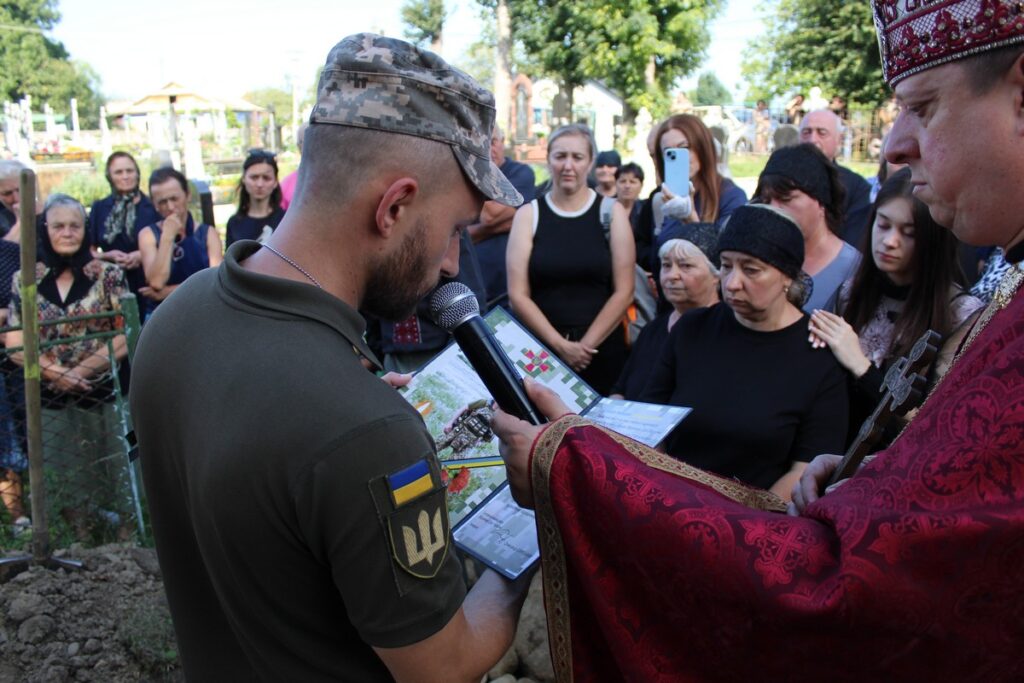 Урочиста церемонія зібрала людей для вшанування пам'яті.