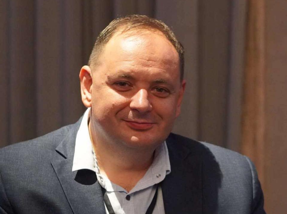 Чоловік у піджаку на конференції