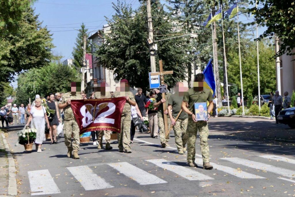 Похоронна процесія з військовими на вулиці міста