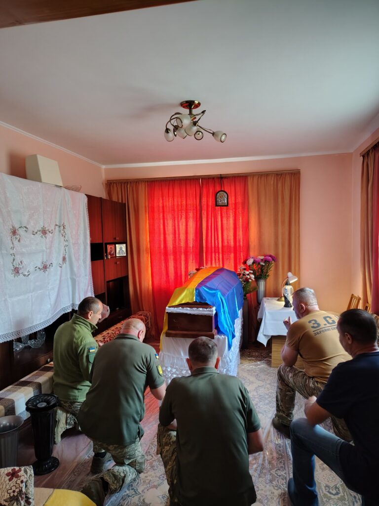 Військові віддають шану побратиму, накритому прапором України.