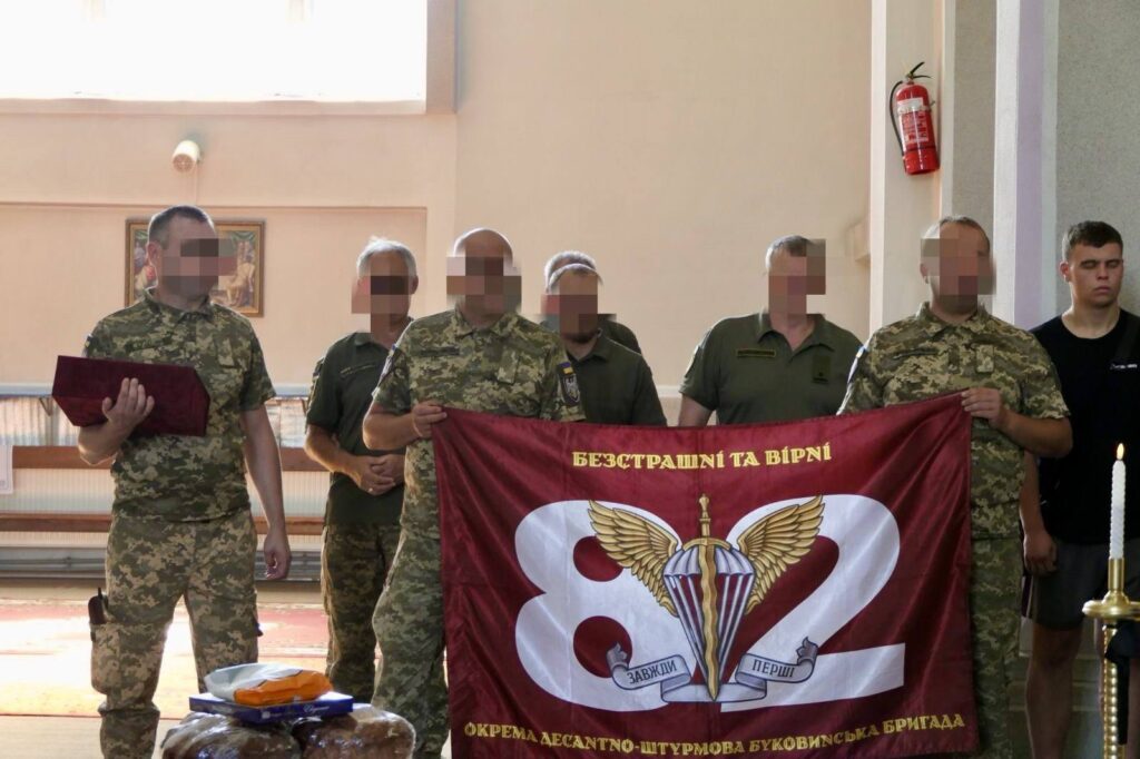 Військові тримають прапор з написом "Безстрашні та вірні