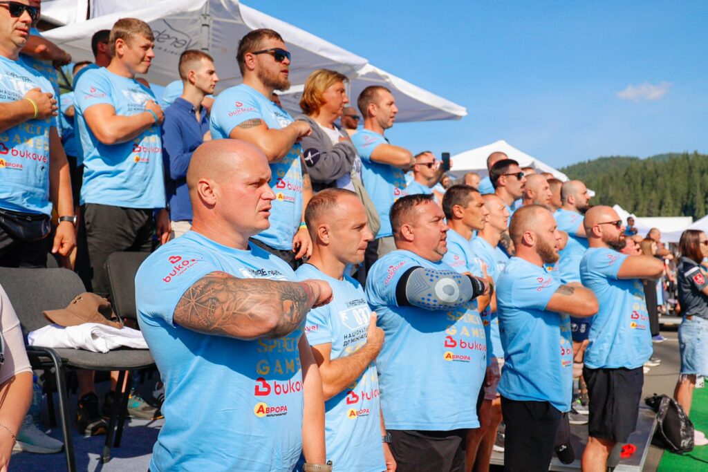 Учасники на спортивному заході у футболках.