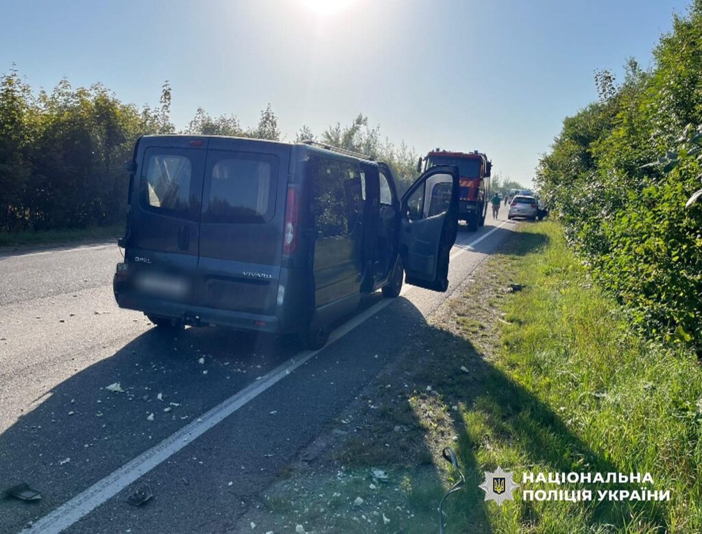 Аварія на дорозі з кількома автомобілями.