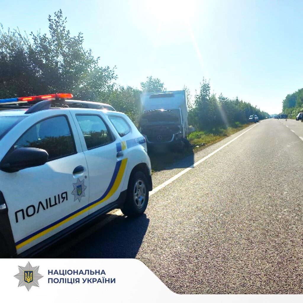 Аварія на дорозі, поліцейський автомобіль на місці.
