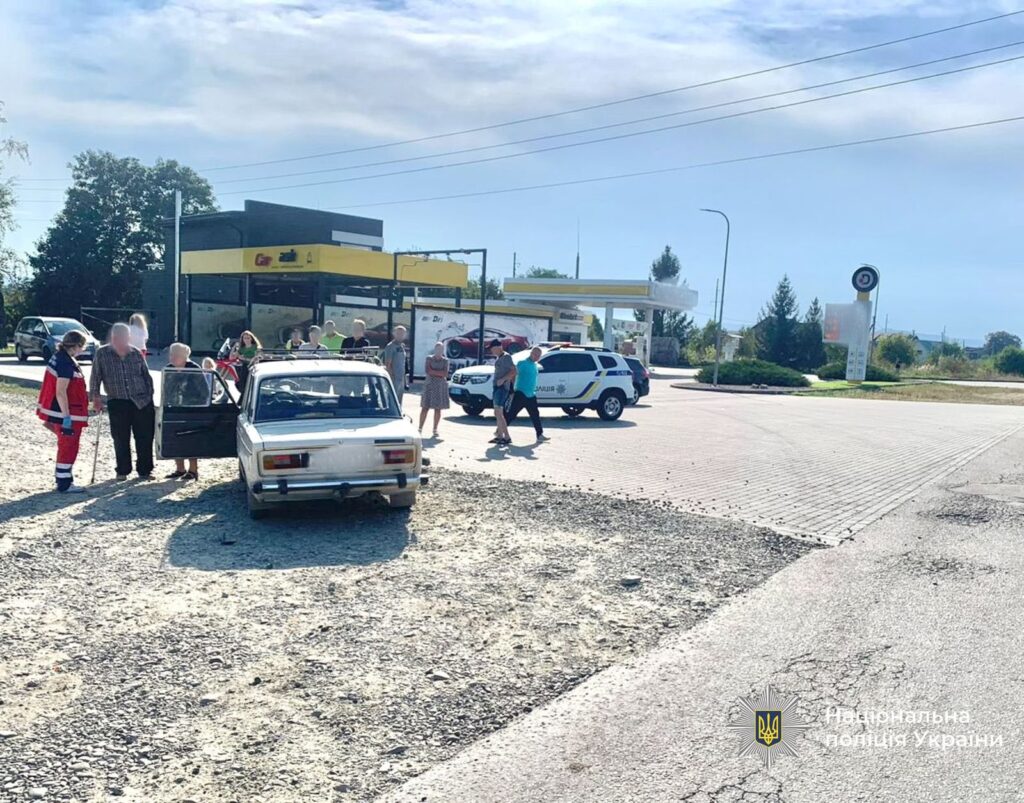 Люди біля автозаправки, машини і поліція.