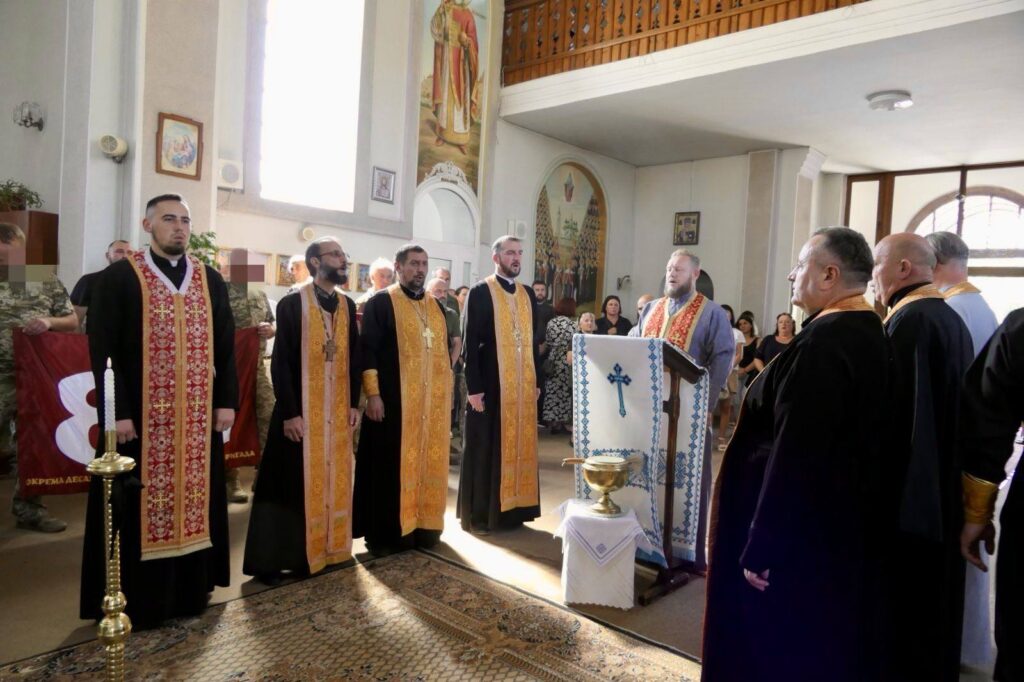 Церковна служба з священиками у вівтарі храму.