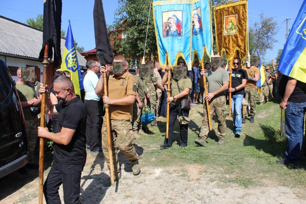 Урочистий захід з прапорами на вулиці