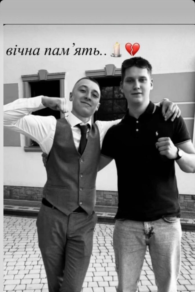 Двоє людей обіймаються, текст 'вічна пам’ять'.