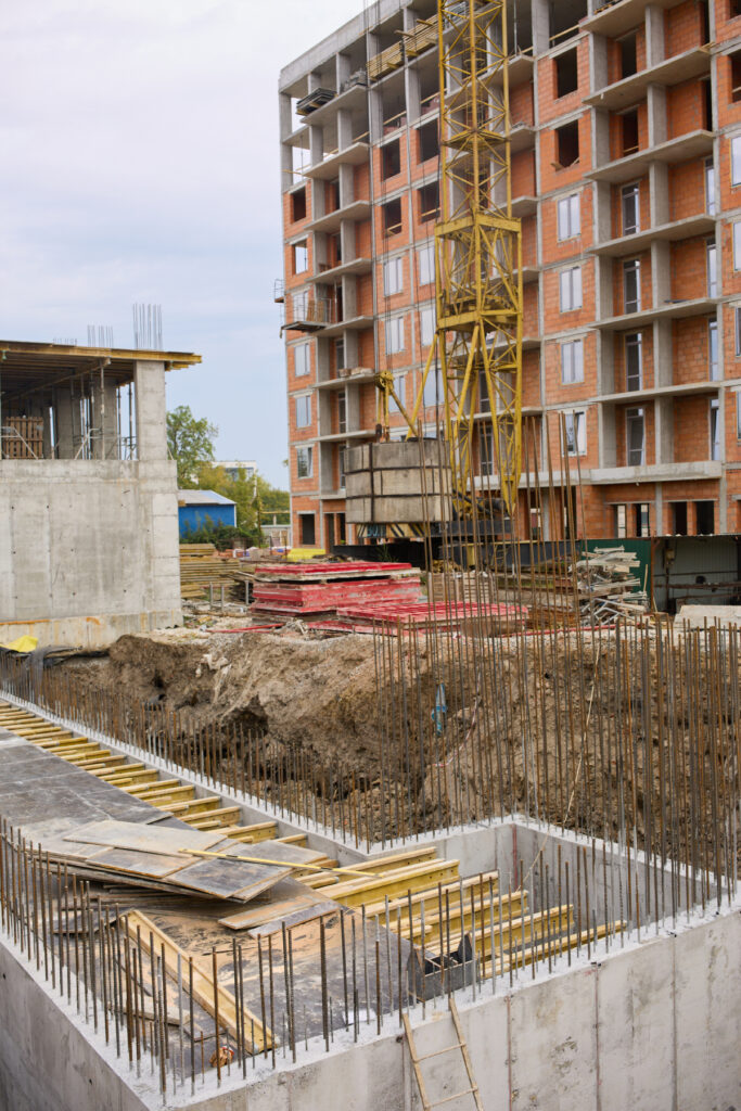 Будівельний майданчик із незавершеною залізобетонною конструкцією
