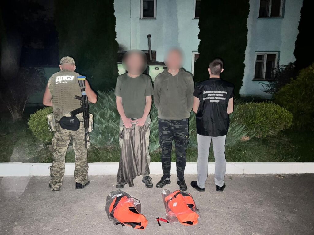 Затримання прикордонною службою двох осіб вночі.