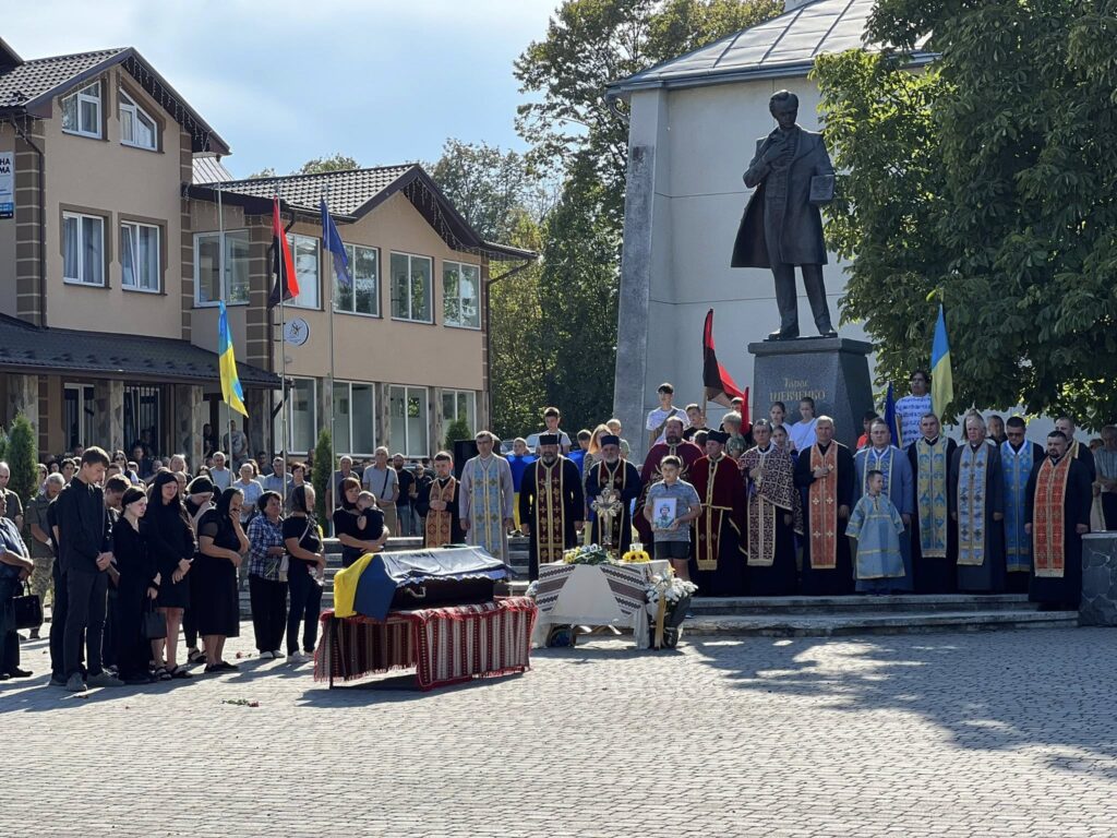 Поминальна церемонія біля пам'ятника Тарасу Шевченку