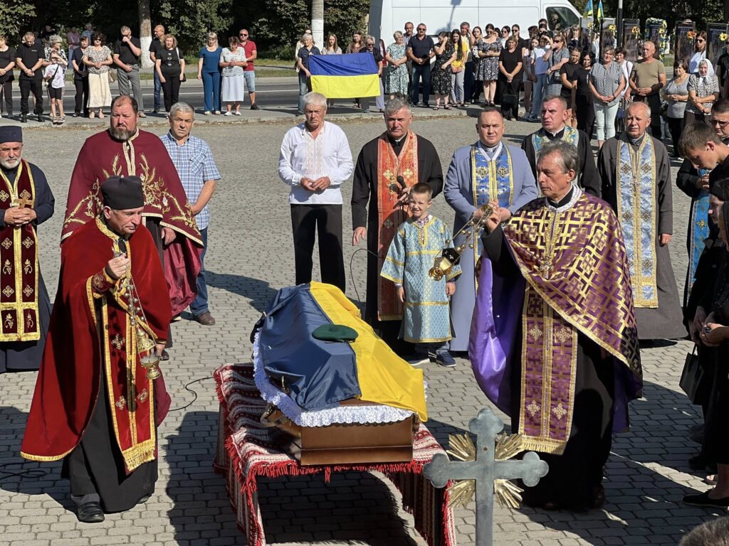 Прощання з військовим героєм у місті