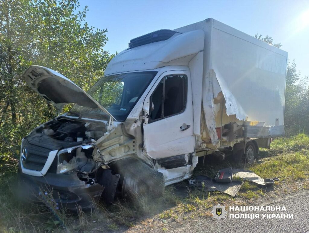 Збитий білий вантажний автомобіль на узбіччі дороги.