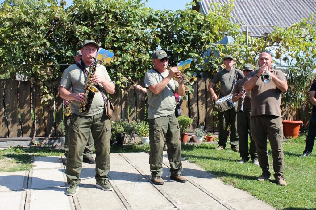 Гурт музикантів грає на відкритому повітрі