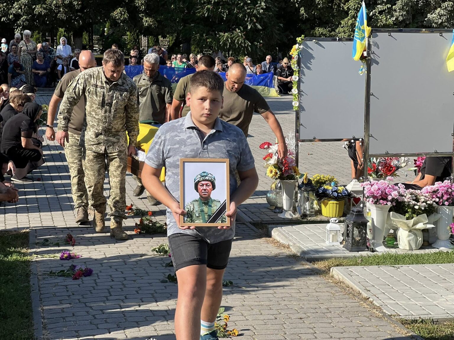 Отинійська громада на колінах зустріла полеглого Героя Руслана Петронецького ФОТО