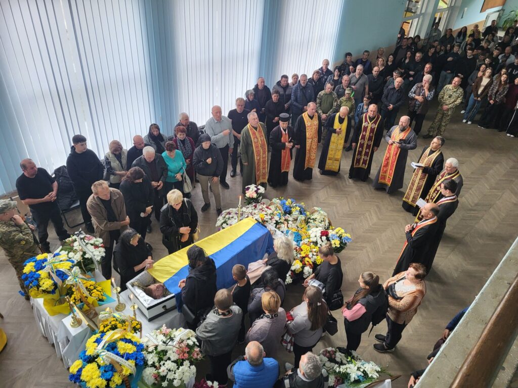 Церемонія на честь захисника в Україні.