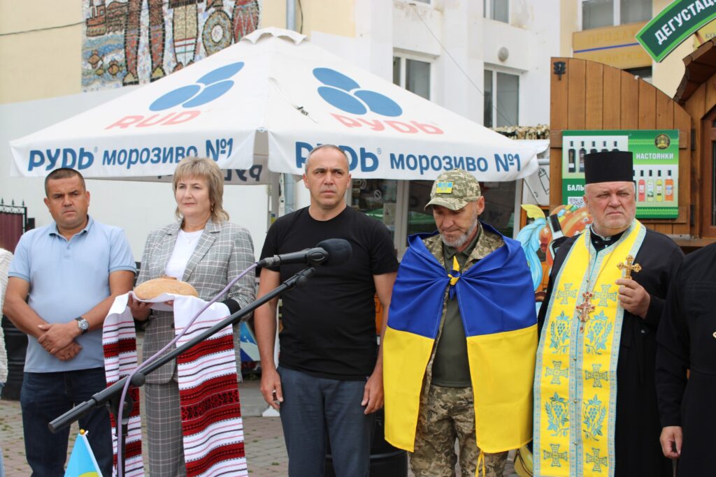 Громадська подія з колоритним виступом на вулиці.